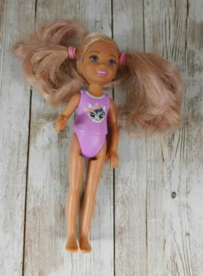 Boneca maiô de uma peça 2015 Barbie's Sister Kelly com gato roxo  - Imagem 1 de 3