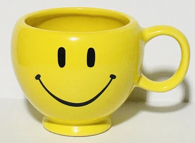 Taza de café de gran tamaño con cara sonriente amarilla Teleflora Foto 1 de 4