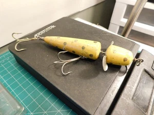 Globe Pflueger Large Yellow Spotted Wood Fishing 5 1/2" Spinner Lure - Picture 1 of 13