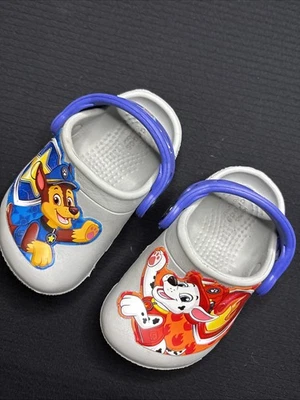 Crocs Bebé Niño Niño Niños Talla 4C 4 Paw Patrol Chase Marshall En muy buena condición Foto 1 de 4