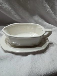 Pfalzgraff Heritage White 433H Gravy Boat And 2-433 Underplate - Picture 1 of 4