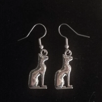 Pendientes colgantes perforados chapados en plata Bastet gato egipcio antiguo, diosa Bast Foto 1 de 4