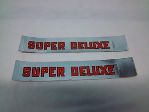 2 Calcomanías Super Deluxe Originales de Reedición 7 1/2 x 1 pulgada cromadas/rojas - Imagen 1 de 2