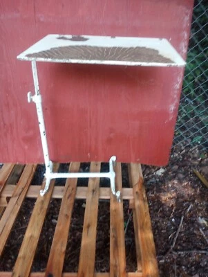 Antiga mesa de cabeceira hospitalar ornamentada de ferro fundido, altura ajustável, rodízios originais - Imagem 1 de 4