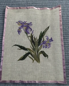 Handbemalte Nadelspitze Leinwand Iris Stiele gebunden in Lavendel Satinband - Bild 1 von 3