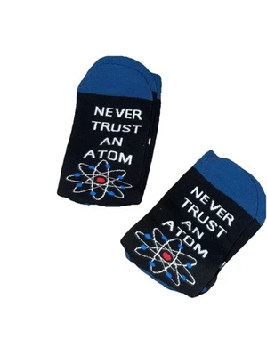 DIVERTIDOS Calcetines de Regalo CIENCIA Informales 2 PARES DIVERTIDOS Novedad Marca Nunca Confíes en un Átomo Foto 1 de 4