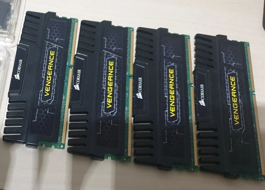 Corsair Vengeance CMZ32GX3M4X1600C10 32GB DDR3 1600MHz Arbeitsspeicher-Kit 4x8GB - Bild 1 von 1