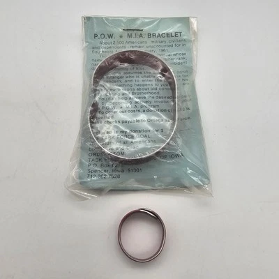 Pulsera y anillo de metal rojo Pow Mia SGM Edward J Guillory 6-18-67 Vietnam  Foto 1 de 4