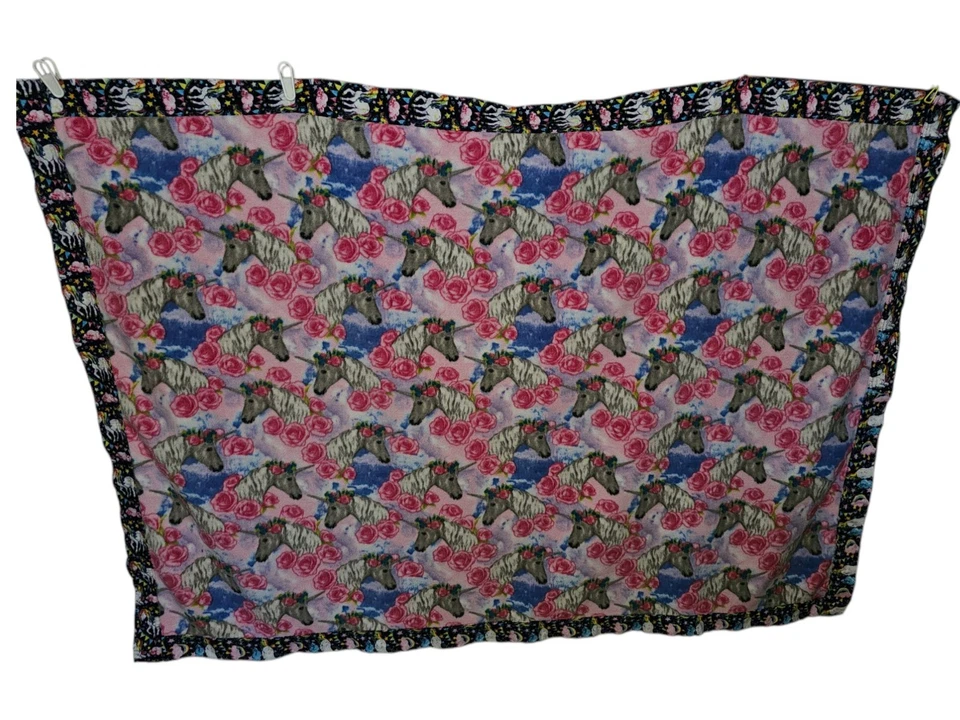 Lindo lance rosa e azul feito à mão com unicórnios cercados por rosas vermelhas.  - Imagem 1 de 1