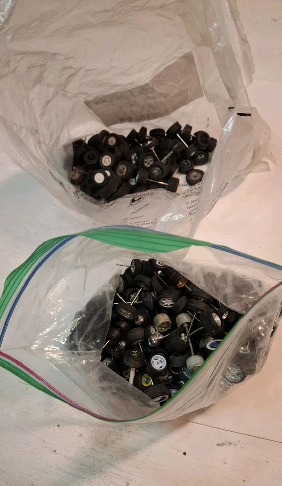 LOTE DE RUEDAS 1/64 CON NEUMÁTICOS DE GOMA Juegos Hot Wheels Real Riders M2 Greenlight  Foto 1 de 4