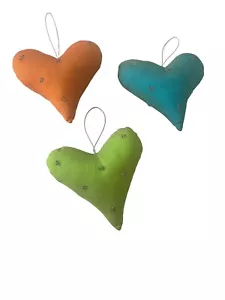 3 Ornamenti Albero di Natale Cuore Raso 4,5" Perline Arancio Teal e Chartreuse NUOVI - Foto 1 di 4