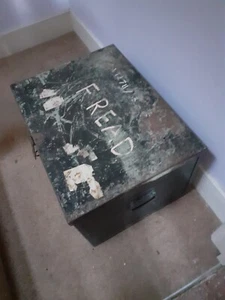 LARGE VINTAGE METAL LOCKABLE STORAGE CHEST / TRUNK 62cm x 46cm x 38cm - Picture 1 of 6