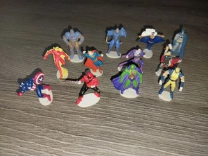 12 DC und Marvel Heroics Mini Figuren Lot Spielzeug Baumhaus Kinder Sammlerstück - Bild 1 von 5