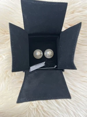 100% AUTH Chanel 14S A85148 Champagne Gold Faux Pearl Stud Earrings Golden - Image 1 of 4