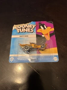 Hot Wheels Looney Tunes- Daffy Duck Black - 2023 Character Cars - Picture 1 of 5