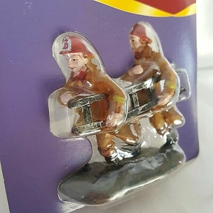 NUEVO en Paquete Bomberos con Escalera Pueblo de Navidad Walmart Miniatura Estatuilla - Imagen 1 de 12