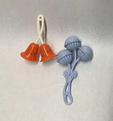 Decoración Retro Vintage 2 Sonajeros Bebé Campanas Flores Naranja Azul Sonajero Por favor leer Foto 1 de 4