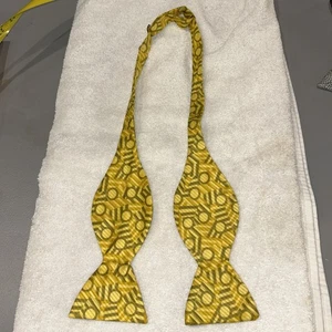 Verstellbare Fliege 3,25 Zoll breit geometrisches Design leicht gebraucht rauchfrei Zuhause - Bild 1 von 5