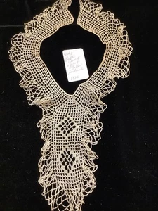 1320🌟Vintage c1920s Ganchillo a Mano Volantes Encaje Cuello Con Jabot Frente Elegante - Imagen 1 de 7