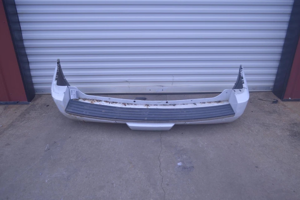 2009-2014 CHEVY TAHOE CONJUNTO DE PAINEL DE TAMPA DE PARA-CHOQUE TRASEIRO COM SENSOR DE ESTACIONAMENTO FABRICANTE DE EQUIPAMENTO ORIGINAL - Imagem 1 de 4