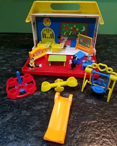 17pc. Disney Schoolhouse School By Arco Playset - Picture 1 of 5