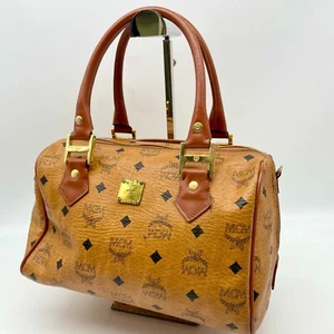 Bolso MCM Boston Patrón Visetos Dorado Logo Placa Cuero Marrón Bolso de Mano Auténtico - Imagen 1 de 22