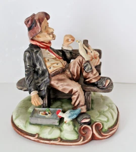 Hombre sentado en banco de alimentación pájaro capodimonte porcelana fiquine - Imagen 1 de 13