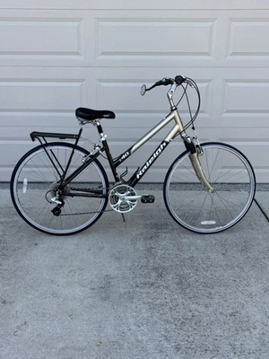 Bicicleta híbrida cómoda Raleigh C40 para mujer. Cuadro tamaño mediano, 19 pulgadas. Hermoso. Foto 1 de 4