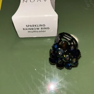 Neu Avon Funkelnder Regenbogen Ring Metallic Neu im Karton 7,5 - Bild 1 von 4