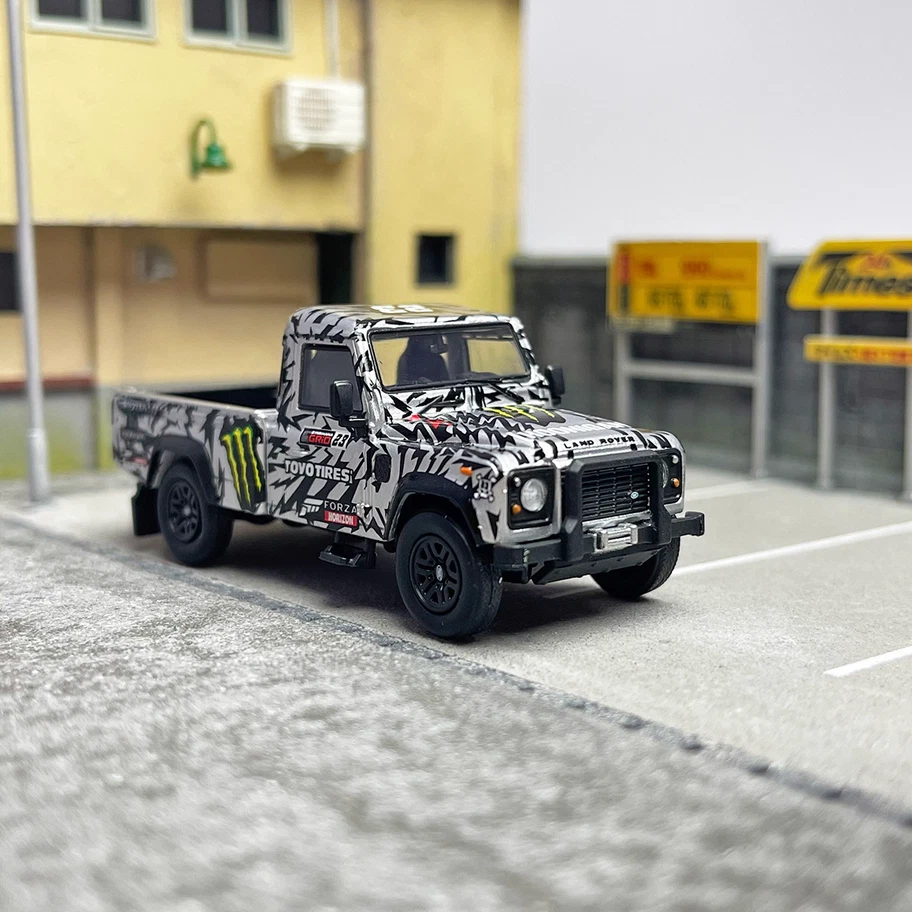 MASTER 1:64 Land Rover Defender Pickup Land Rover 110 alloy car model - Image 1 of 4