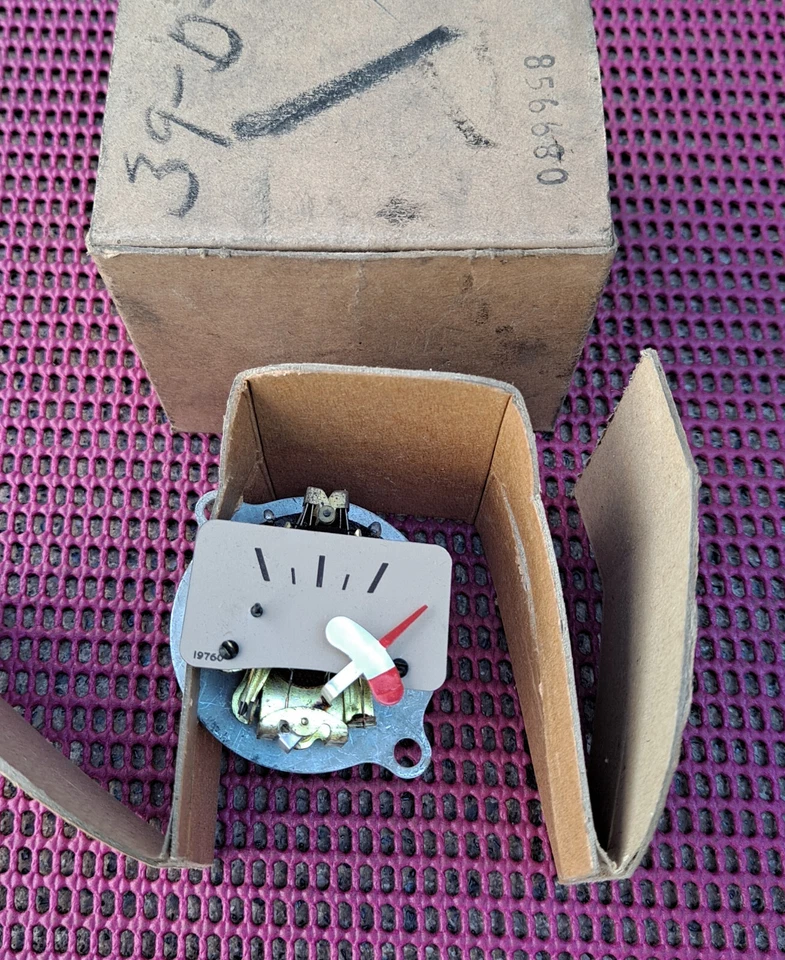 Dodge Luxury Liner Deluxe 1940 especial nuevo en stock MoPar panel de instrumentos calibre de combustible Foto 1 de 2