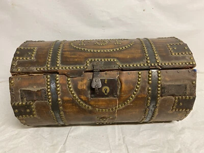 Antiguo baúl de cuero para ocultar tachuelas de latón siglo XIX Guerra Civil Cirujano Thomas Foto 1 de 4