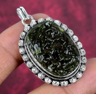 Glorioso colgante de plata esterlina maciza 925 hecho a mano con piedras preciosas de moldavita Foto 1 de 4
