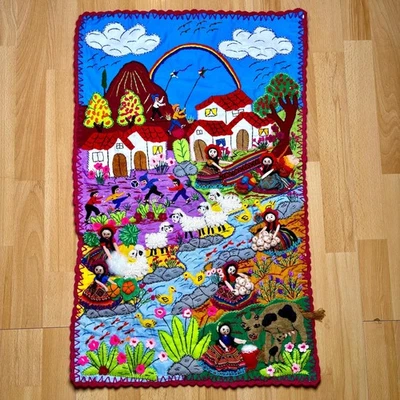 Arpillera Peruana 20"x30" Colgante de Pared - Edredón Bordado con Apliques 3D Hecho a Mano Foto 1 de 4