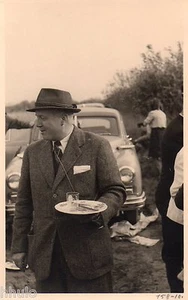 BJ897 Carte Photo vintage card RPPC Homme pic nic voiture mode capeau - Picture 1 of 1