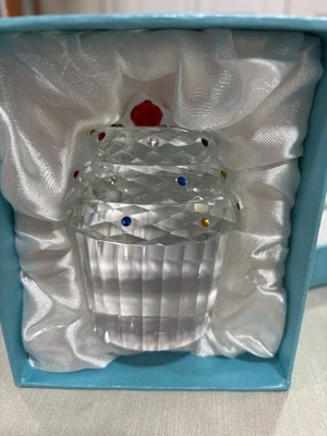 Pisapapeles para cupcakes de cristal tallado Simon Designs con rociadores de diamantes de imitación Foto 1 de 4