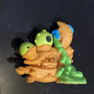 2013 The Ugglys Pet Shop Series 1 CLAWFUL CRAB #061 Mini Figure MOOSE TOYS - Picture 1 of 2