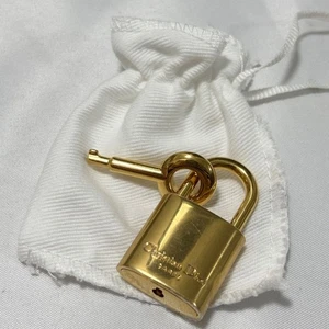 Candado dorado Christian Dior cadena con estuche para llaves W7 - Imagen 1 de 10