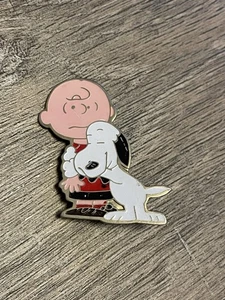 Vintage Charlie Brown Snoopy Peanuts Cartoon Pin 1970 - Bild 1 von 5