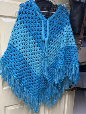 NUEVO Poncho Hecho a Mano Crochet Azul Real Texturizado Tejido Boho Suave Envoltura Cuello en V Mujer Foto 1 de 4