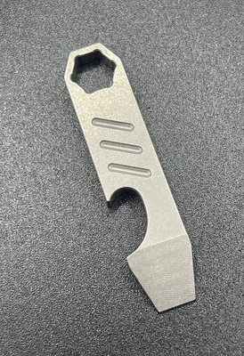 Herramienta EDC multifunción - abrebotellas, palanca, hebilla colgante, titanio Foto 1 de 3