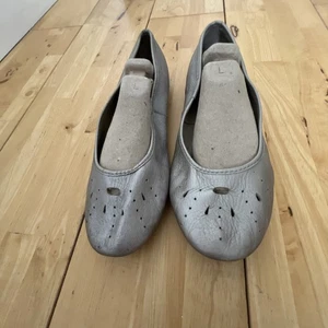 Lands End Ladies Silver Flat Leather Shoes Size 9 Wide Fit - Picture 1 of 7