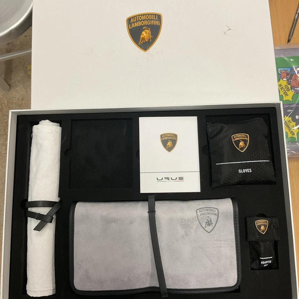 Lamborghini Urus Kit de Bienvenida Coche Fragancia Caja Guantes Crema USB Nuevo Japón Foto 1 de 3