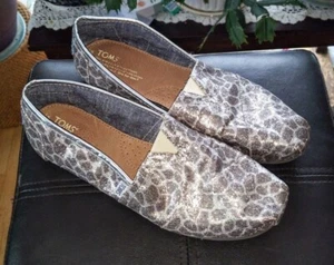 TOMS Women's Size 9.5 Sparkly Glitter Silver Giraffe Print Alpargata Flats, EUC - Picture 1 of 19