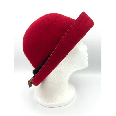 Sombrero Cloche Vintage Liz Claiborne Rojo Lana con Borde de Piel de Visón y Acento de Cuentas Foto 1 de 4