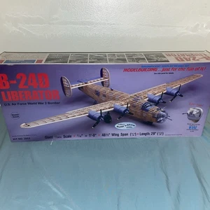 Guillow's Balsa Wood 48" USAF B-24D Liberator Flying Model Airplane Kit 2003 - Foto 1 di 13