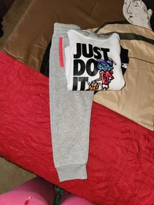 Kids nike sweatsuit Pre-owned size 5 - Picture 1 of 4