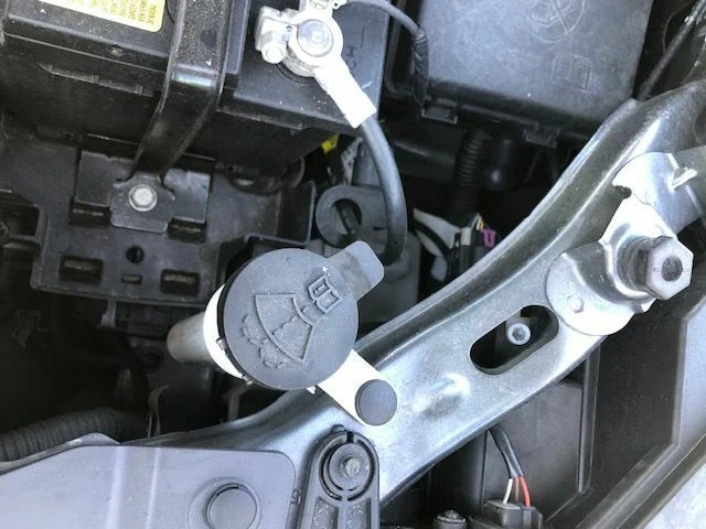 Conjunto de reservatório de lavadora de para-brisa Chevrolet Trax 2016 - Imagem 1 de 1