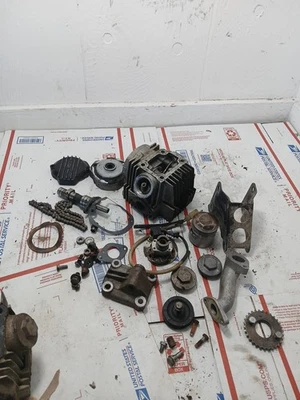 Válvula superior del cilindro de la culata del extremo superior del motor Honda Atc 110 1983-1985 OEM Foto 1 de 4