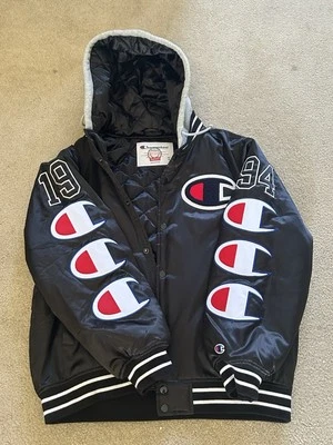 Chaqueta Universitaria Supreme Champion Con Capucha Satén - Talla M - Negra Foto 1 de 4